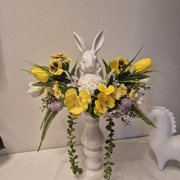 stroik wielkanocny Żółte bratki & biały zając – Premium