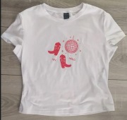 Śliczny biały T-shirt z czerwonym nadrukiem . Kup 3 a 4 gratis 