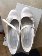 Baleriny z zapięciem na małym obcasie