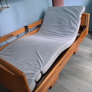 Łóżko rehabilitacyjne z silnikiem/podnośnikiem elektrycznym na PILOTA