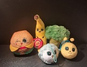 Pluszaki, burger, banan,brokuł, pszczoła i sowa.