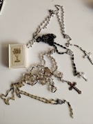 Zestaw czterech różańców i pudełko 