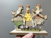 Drewniana figurka wielkanocna trzy koguty kurki