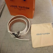 Biały pasek LV - idealny do każdego ubioru