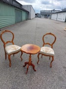 KRZESŁA ZE STOLIKIEM