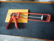 Pistolet do silikonu kleju