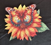 Motyl na słoneczniku z puzzli pokryte żywicą epoksydową 