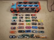 Zestaw samochodów Hot wheels + City Transporter Autek Tory Wyścigowe