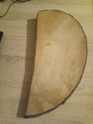 Połówka plastra drewna sosnowego z korą (55)