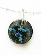 Duży Wisiorek z Żywicy UV – Czarny z Niezapominajkami