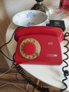 Czerwony stary telefon z słuchawka Aster 72