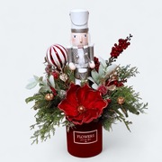 Duży flower box z ogromnym dziadkiem do orzechów