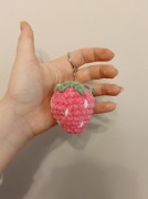 Breloczek handmade brelok ręcznie dziergany truskawka różowy keychain