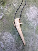 Wisior igielnik wczesne średniowiecze odtwórstwo