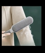 Samoczyszcząca szczotka do sierści, usuwa włosy z ubrań i dywanów.