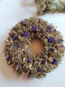 Wianek na drzwi z suszonej dzikiej marchwi i zatrwianów, rafia, susz