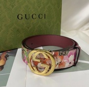 Gucci GG Supreme Blooms – pasek z kwiatowym monogramem + różowe wnętrze