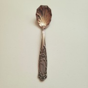 Łyżeczka do cukru zabytkowa p.100