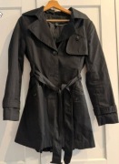 Płaszcz trencz czarny h&m rozm. 38, plisowany tył, pagony na ramionach