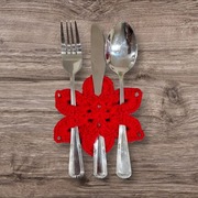 Ręcznie robiona podkładka / ozdoba na stół – czerwony kwiat szydełkowy