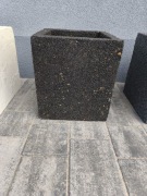 Czarno złota doniczka betonowa zewnętrzna 