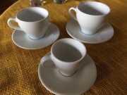 Filiżanki białe i czarne ze spodkami