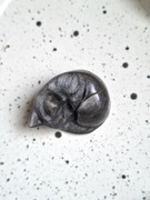 figurka kamień naturalny kot kotem srebrny obsydian obsydianem