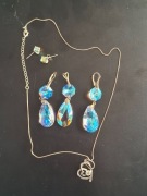 Zestaw biżuterii Swarovski (naszyjnik, kolczyki wiszące, sztyfty)