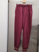 Spodnie dresowe że zdobieniami