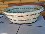 Stary duży kosz ze słomy, słomiany, pleciony