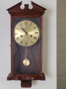 Drewniany zegar ścienny wahadłowy