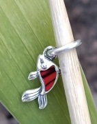 charms zawieszka wisiorek czerwona ryba w czarne paski