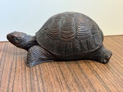 Śliczna figurka jak z brązu żółw 