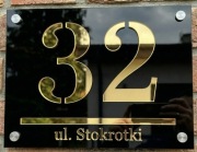 Tablica Adresowa Modern, Czarny Połysk i Złote Lustro, Srebrne Dystanse