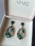 Kolczyki Apart wiszące butelkowa zieleń złoto żywica epoksydowa