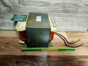 Wielki transformator z amplitunera kina domowego