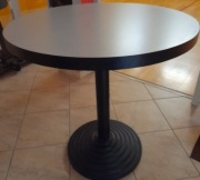 Stół okrągły, solidny, gruby blat, noga żeliwna, ciężka, stabilna