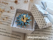 Broszka ekskluzywna stokrotka z pszczółką 