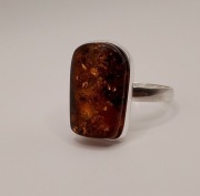 Srebrny pierścionek z bursztynem