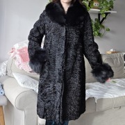 Czarny płaszcz z naturalnego futra karakuły lis