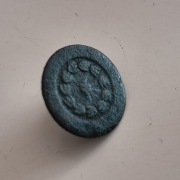 Mały guzik z uszkiem 