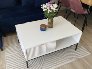 Biały stolik kawowy ryflowane fronty szuflady