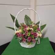 kompozycje na grób w koszyku 