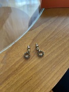 Złote kolczyki wiszące z diamentami