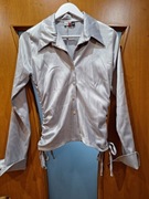 Szara bluzka z kołnierzykiem i podwijanymi mankietami 