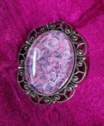 Urocza brosza stylizowana. 