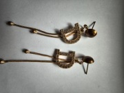 Długie kolczyki wiszące na łańcuszku z cyrkoniami literka d 