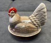 Ceramiczna Kura PRL na koszyku