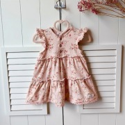 Sukienka Newbie różowa w kwiatki 68 falbanki guziki koronka