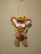 Zając wiosenny wieniec dziergany handmade na okno drzwi wielkanocny